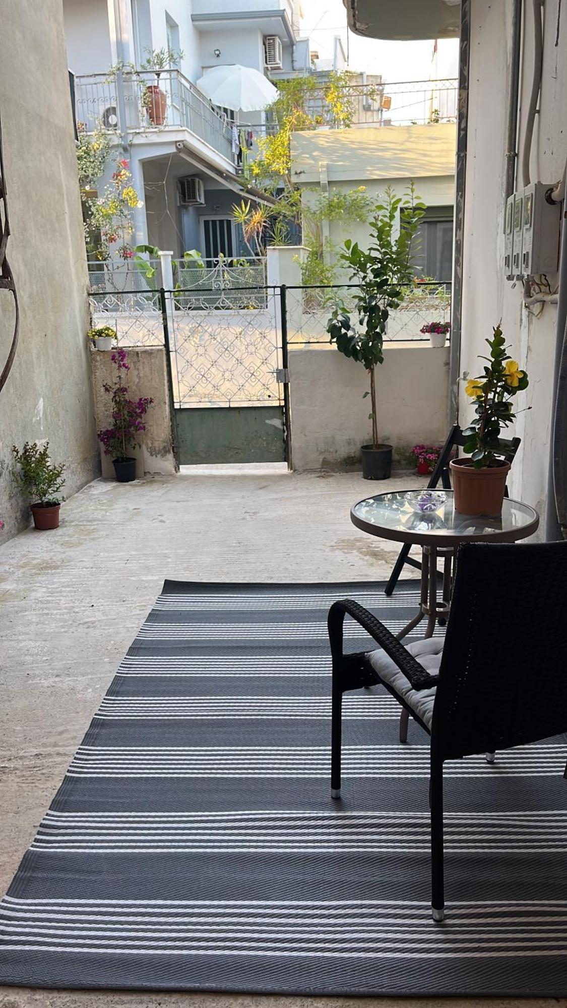 Noa - Designed Garden Studio In The City Center カラマタ エクステリア 写真