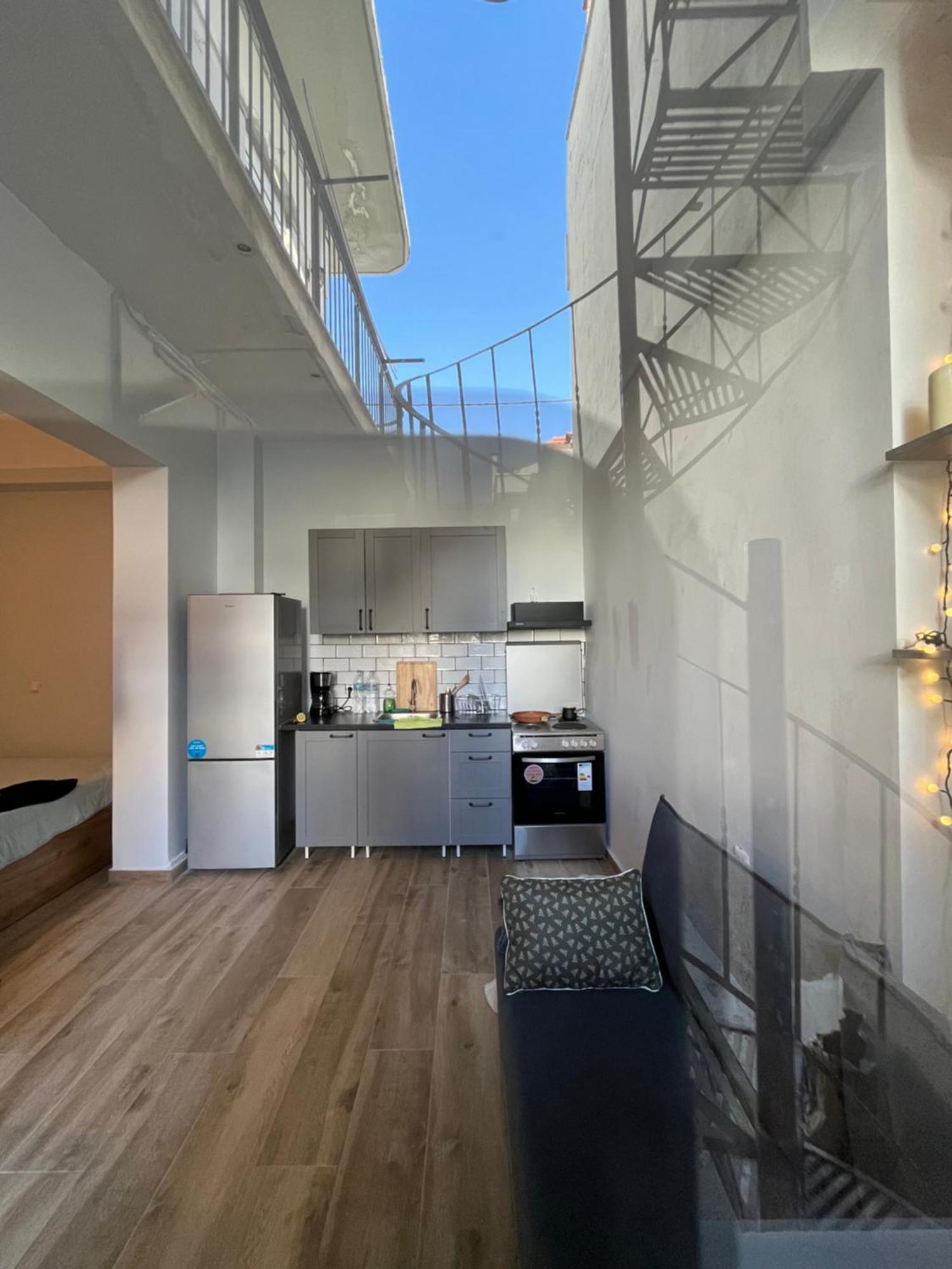 Noa - Designed Garden Studio In The City Center カラマタ エクステリア 写真
