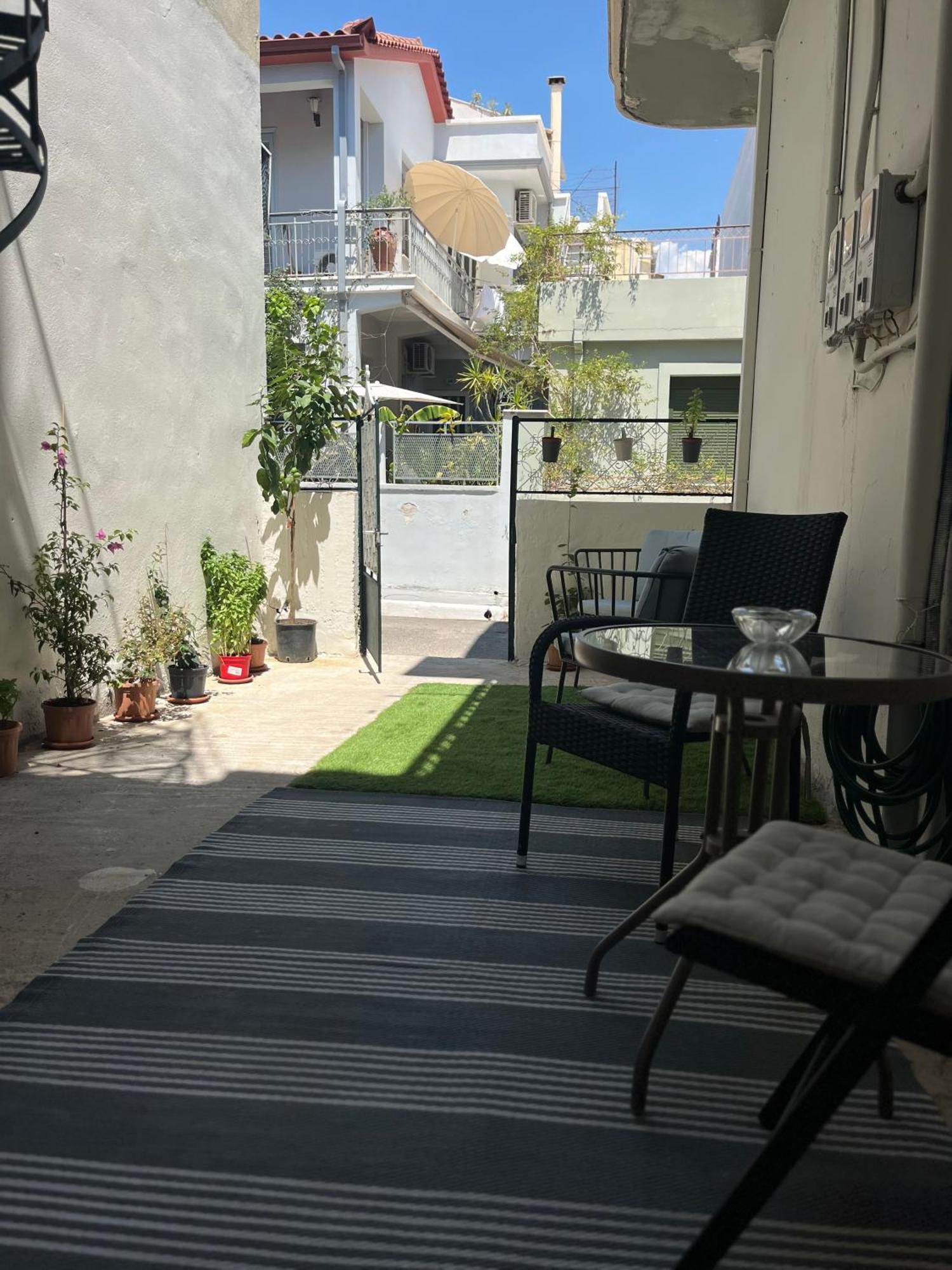 Noa - Designed Garden Studio In The City Center カラマタ エクステリア 写真